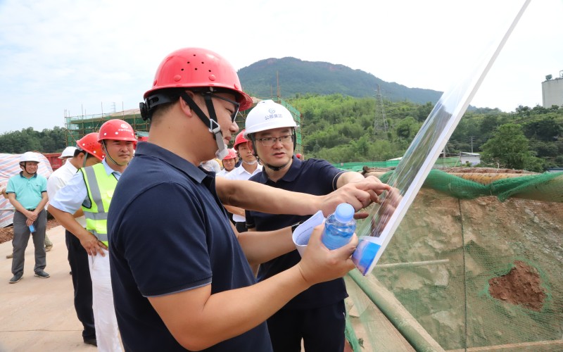 公服集团党委副书记、总经理谭琦一行调研清源水务公司重点工程项目建设情况